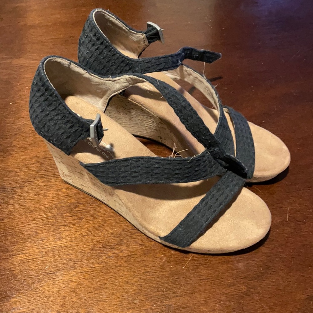 EUC TOMS Black Strappy Cork Wedges Size 7.5